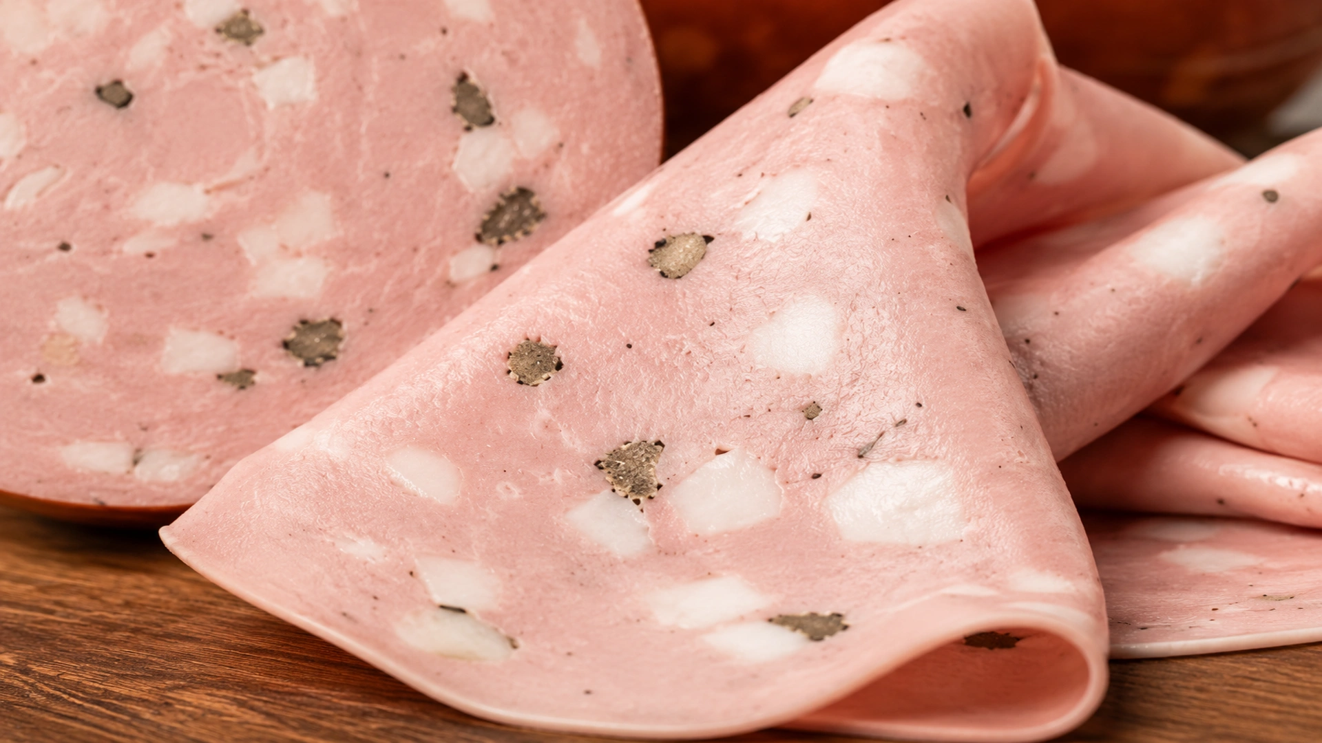 Detail plátků Mortadella s lanýžem